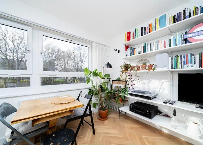 Cozy Double Bedroom At Earlsferry Way Shared Flat