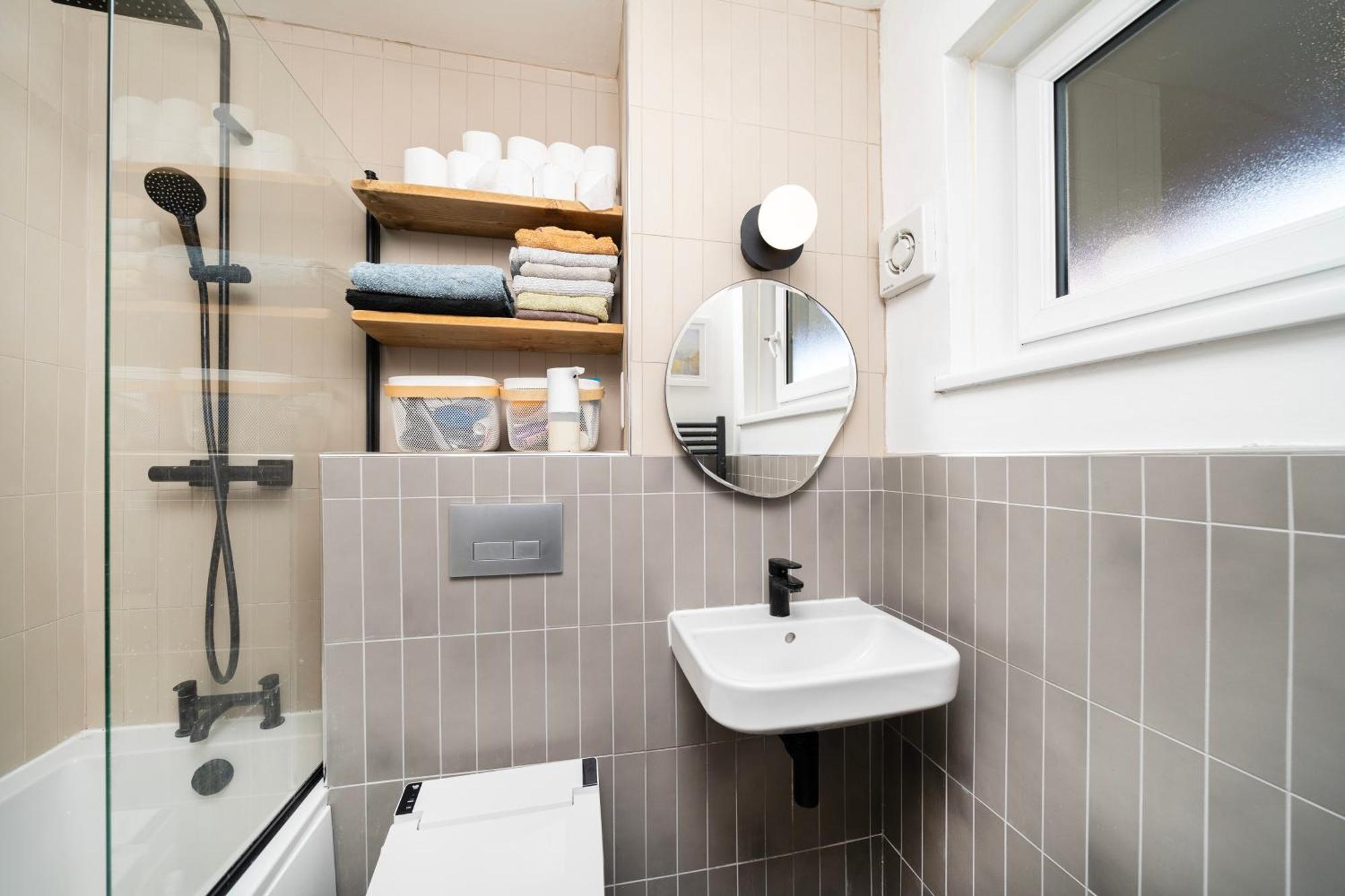 Cozy Double Bedroom At Earlsferry Way Shared Flat